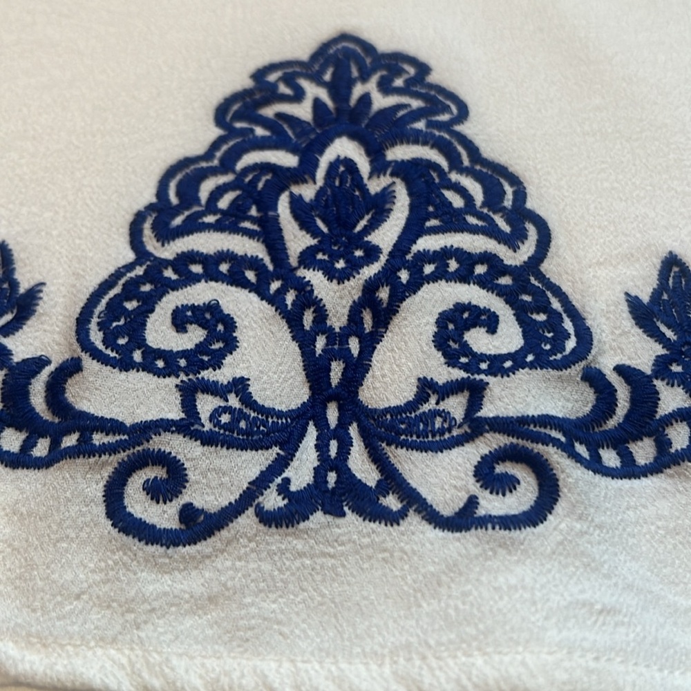 💙 Lulu’s Embroidered dress - Picture 9 of 11